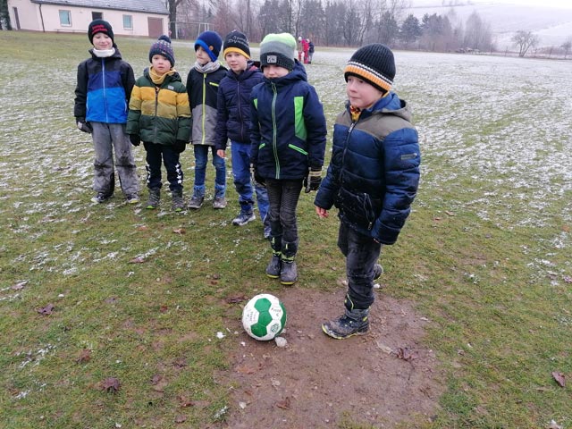 Die Fuballer der GS Langenwolmsdorf mit den  neuen Fubllen